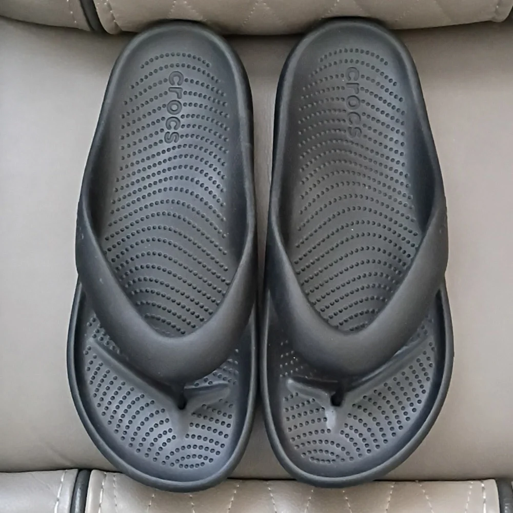 CROCS Men's Mellow Recovery Flip Flops - Picture 3 of 7